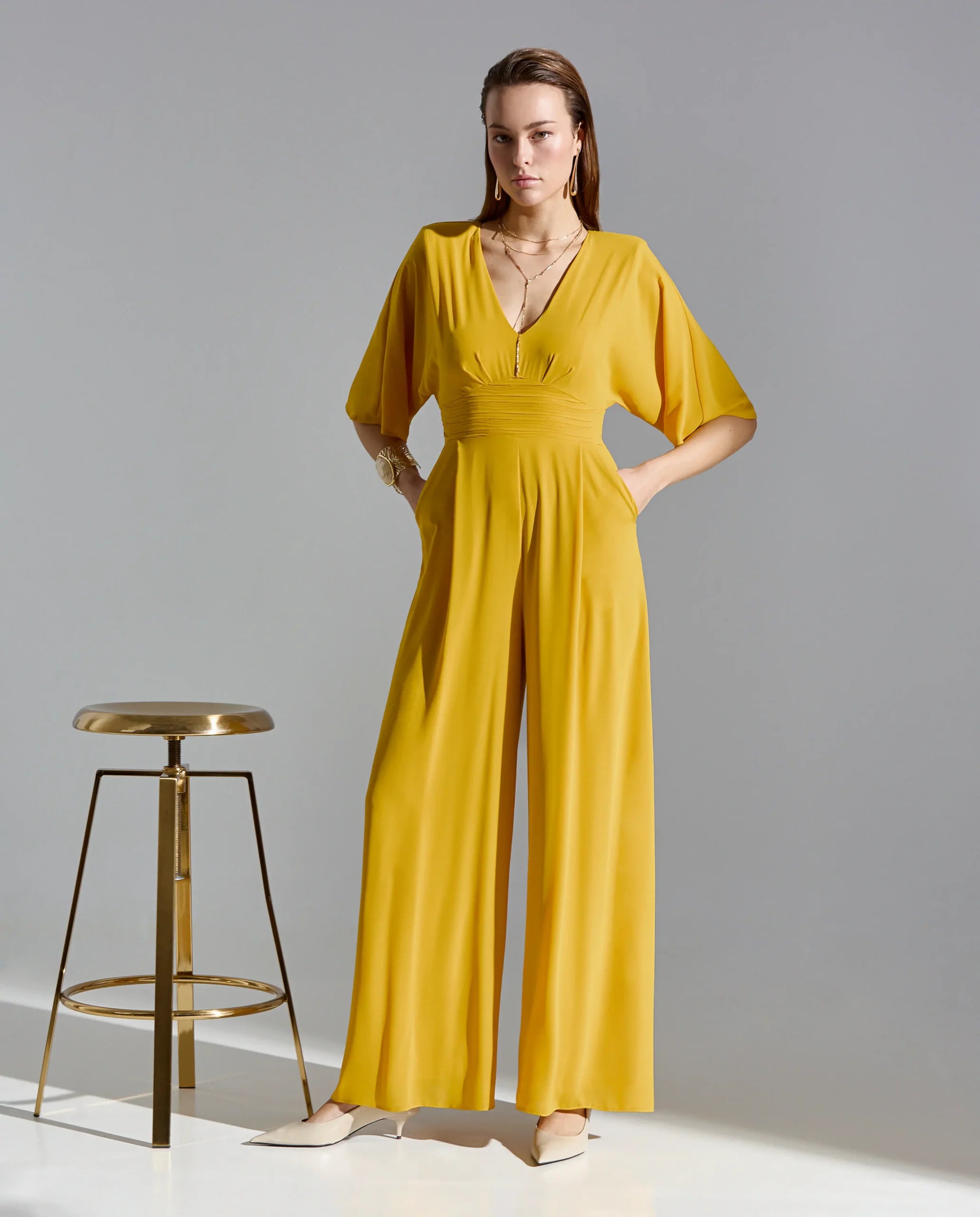 Mono largo estilo palazzo de escote en V fruncido en la cintura