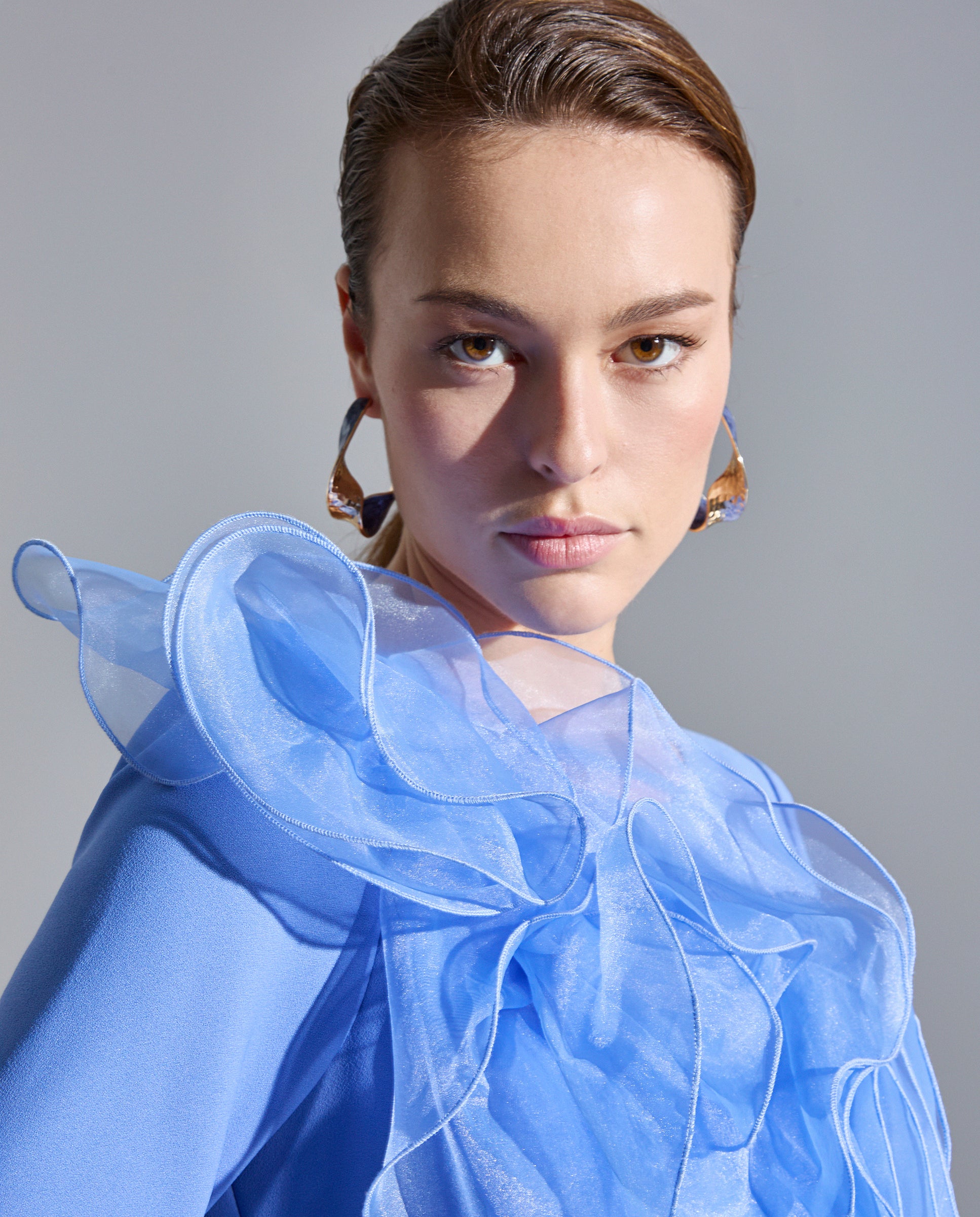 Vestido largo celeste con transparencia y detalle flor en organza Sonia Peña