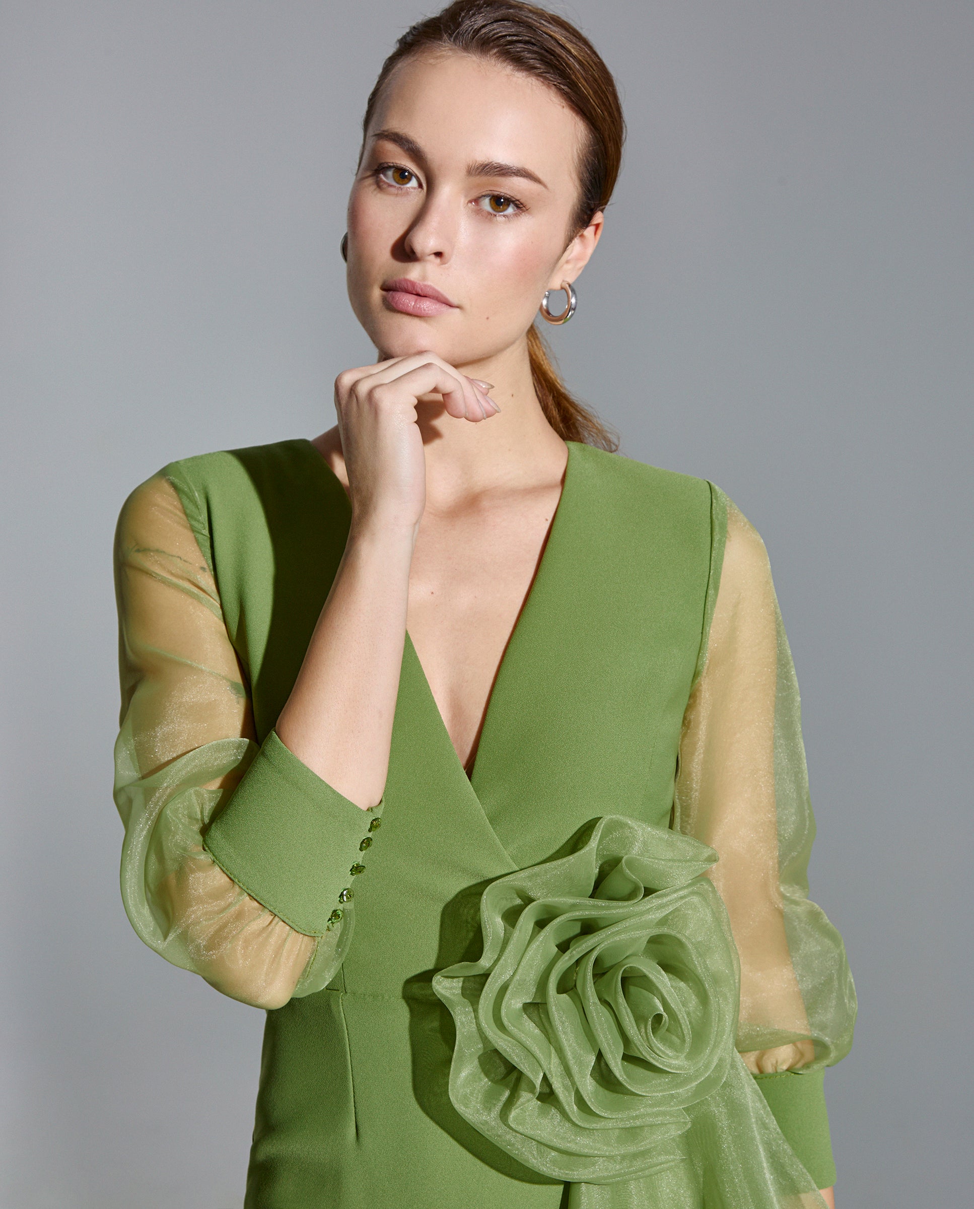 Vestido largo verde oliva con transparencia y detalle flor en organza