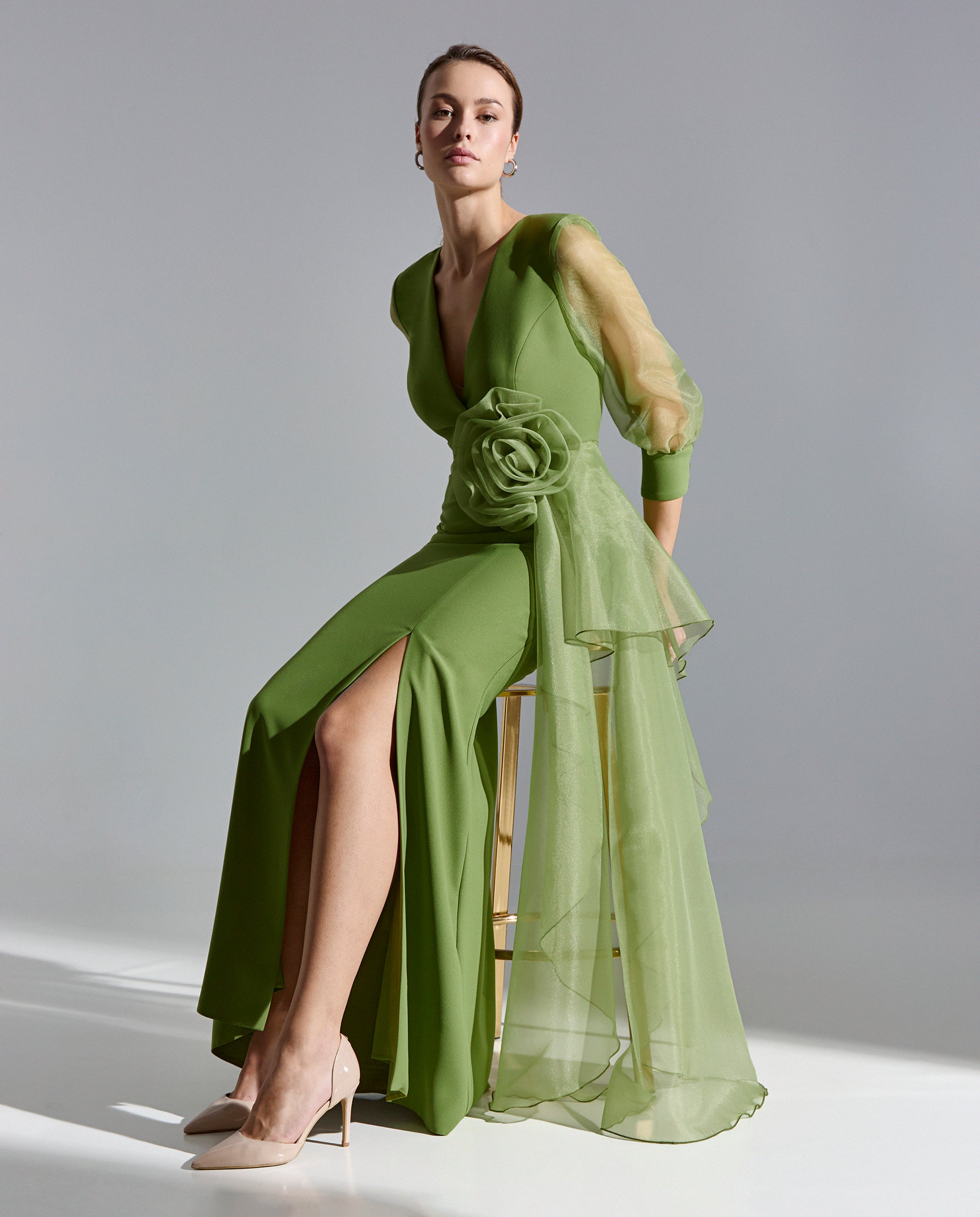 Vestido largo verde oliva con transparencia y detalle flor en organza