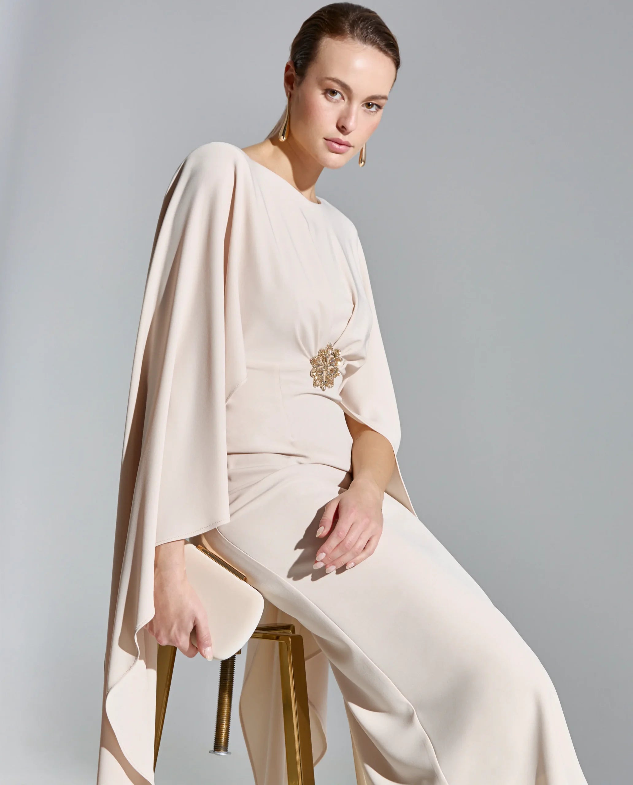 Vestido con falda recta largo midi y mangas estilo capa