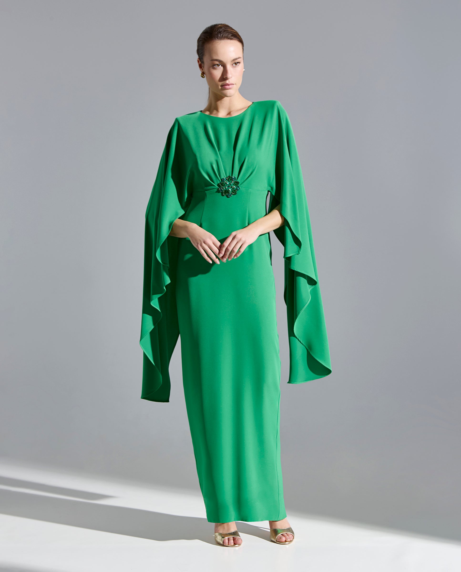Vestido verde falda recta largo y mangas estilo capa y fruncido en cintura