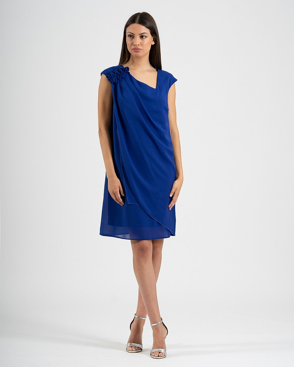 Short flared and crepe cape-shaped dress with pleated detail on the shoulder