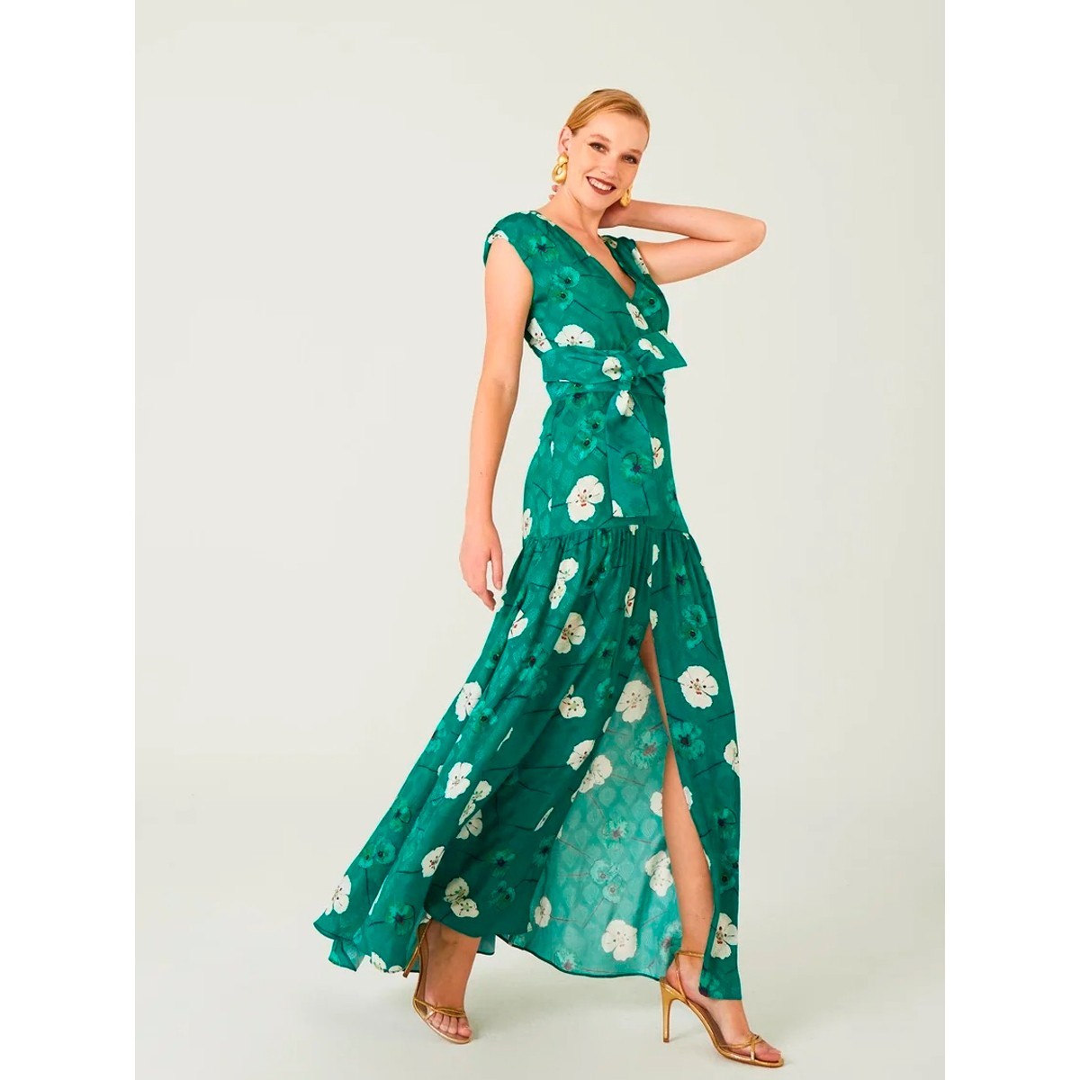 Vestido largo con flores sobre fondo verde Dolores Promesass