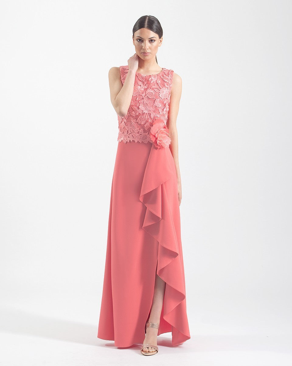 Long sleeveless dress, round neck, guipure and ruffles 