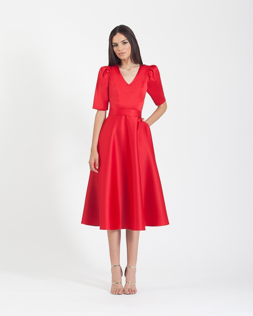 Rotes Midikleid mit Crossover-Ausschnitt 