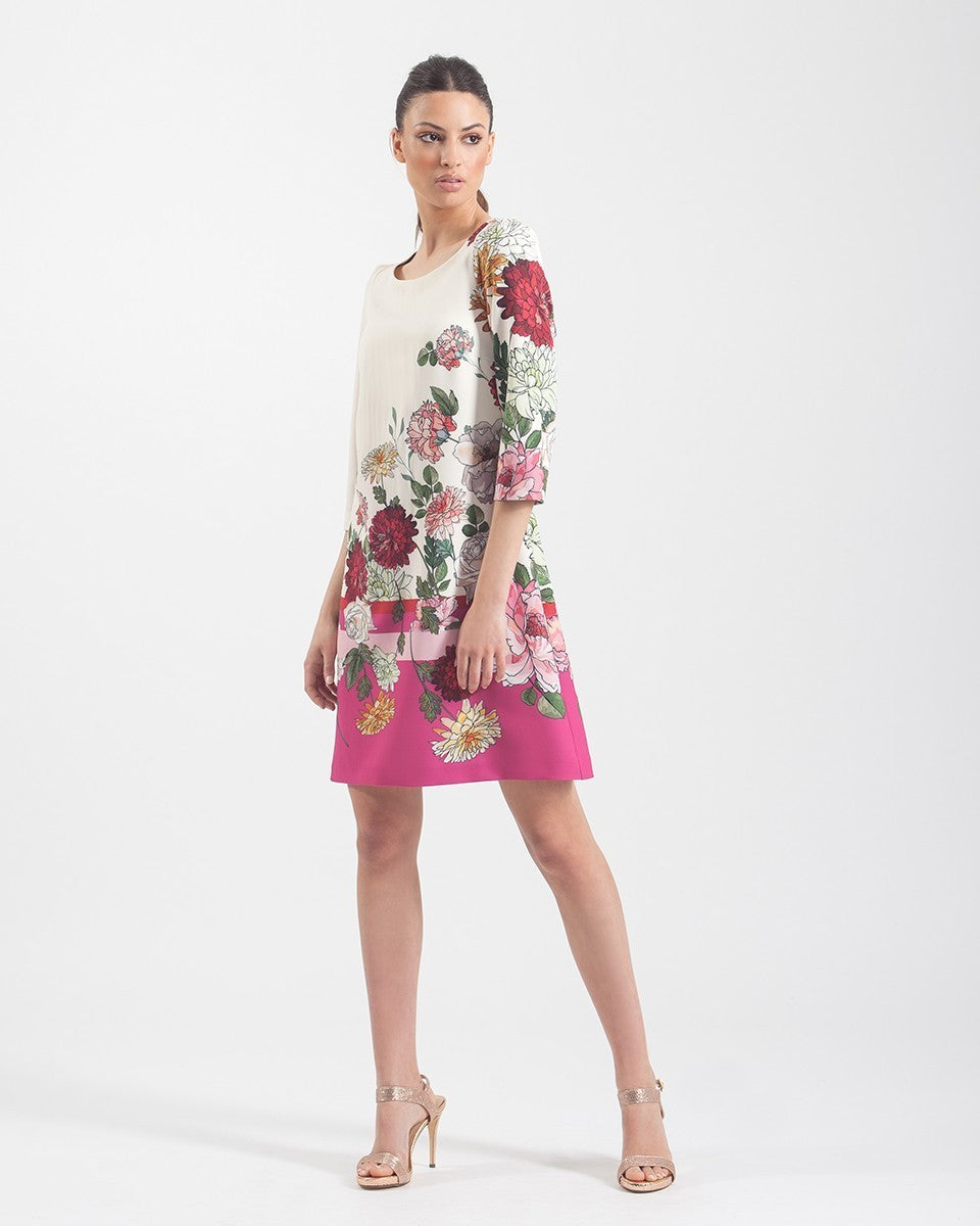 Short printed dress with round neckline and French sleeves. 