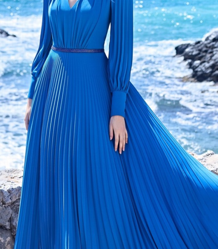 Long pleated dress with V-neckline, gigot sleeve and flower brooch 