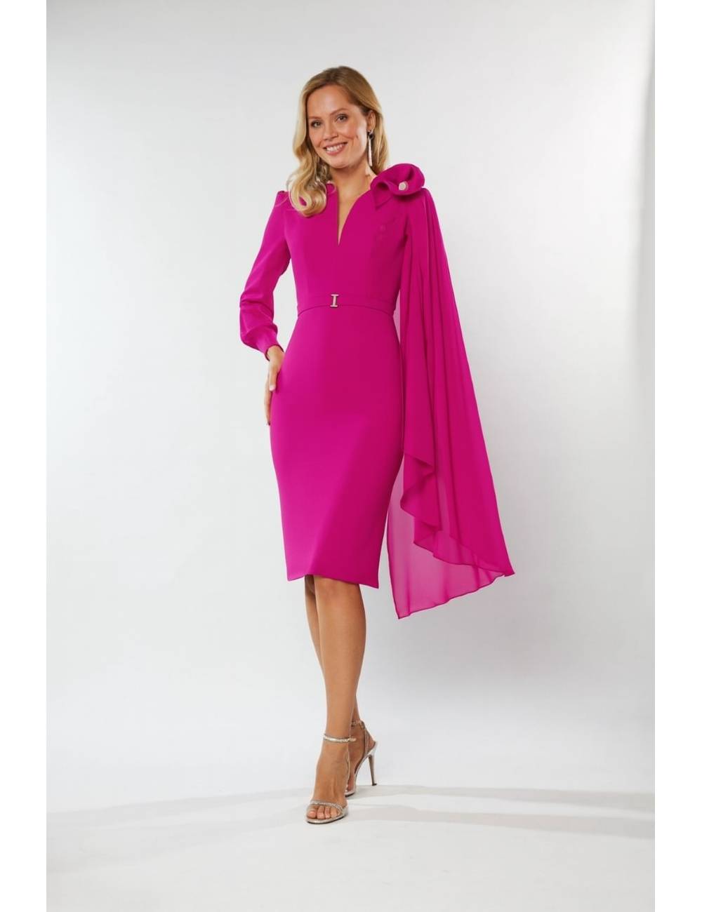 Vestido midi corte recto de escote profundo con bordado y pedrería